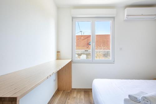 a bedroom with a bed and a window at Gite Spa L'Atelier Emile - Spa Privatif - 5 min COLMAR in Sainte-Croix-en-Plaine