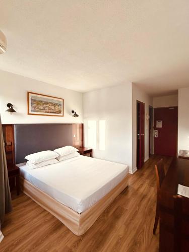 En eller flere senge i et værelse på Tropic Hôtel