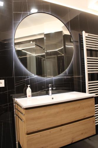a bathroom with a sink and a mirror at Perla dell'Adriatico in San Benedetto del Tronto