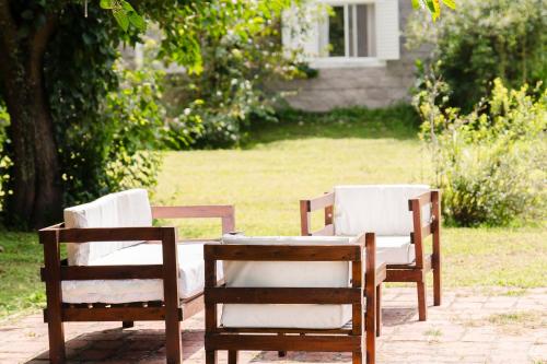 zwei Stühle und ein Tisch in einem Garten in der Unterkunft Finca La Vertiente in El Encón
