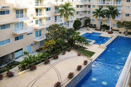 an aerial view of a building and a swimming pool at Estudio compacto en Riviera Diamante con alberca in Acapulco