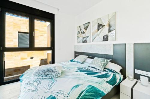 a bedroom with a bed and a window at Casa Phillips in Orihuela Costa
