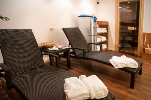 a room with two chairs and a table with towels at LIHO - einfach Lübeck in Lübeck