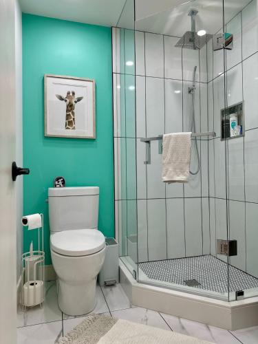 ein Badezimmer mit Toilette und Glasdusche in der Unterkunft Charming Full Basement Unit in Hamilton