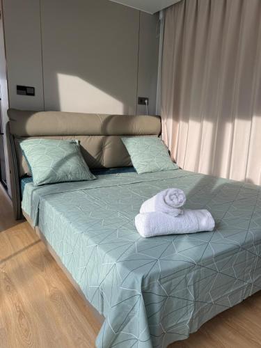 a bed with two towels on top of it at Maison du Future in Capesterre-Belle-Eau