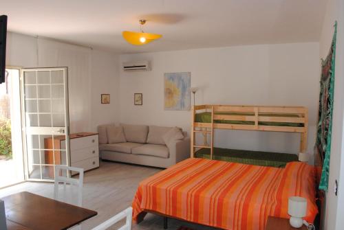 a bedroom with a bunk bed and a couch at Summer Beach Rooms in Fontane Bianche