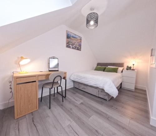 a bedroom with a bed and a desk with a computer at E- Cosy En-Suite Rom Sheffield Centre in Sheffield