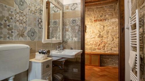 a bathroom with a sink and a toilet at Agriturismo L'Accolta in Tuoro sul Trasimeno