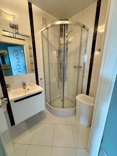 a bathroom with a shower and a sink at STUDIO HETMANSKA H15 ElBląg in Elblag