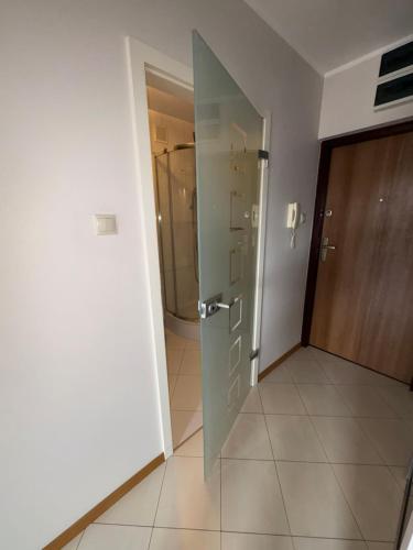 a glass door in a room with a bathroom at STUDIO HETMANSKA H15 ElBląg in Elblag
