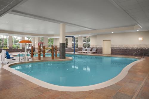 a large swimming pool in a hotel room at Hilton Garden Inn Fort Worth Medical Center in Fort Worth