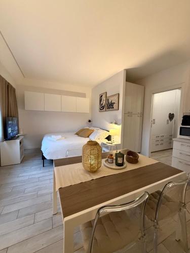 a bedroom with a bed and a table and chairs at Pieno Centro in Basiglio