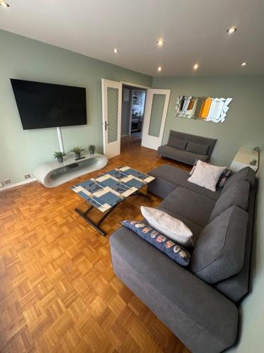 OPEN 24 7 Apartment parking 15' PARIS 3' ATHLETICA