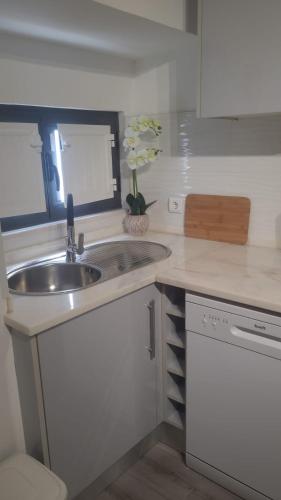 a kitchen with a sink and a counter top at Segredo do Lago in Monsaraz