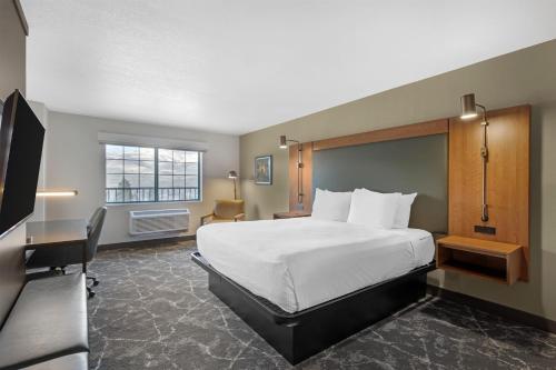 a hotel room with a bed and a desk at Best Western Plus Boomtown Casino Hotel in Verdi