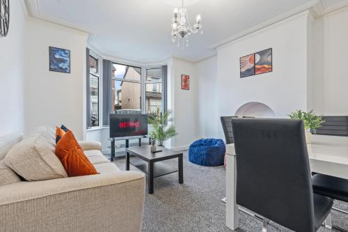 a living room with a couch and a tv at 5BR House Perfect For Contractor Stays By Hyped Properties Short Term Rental Agency Wolverhampton in Wolverhampton