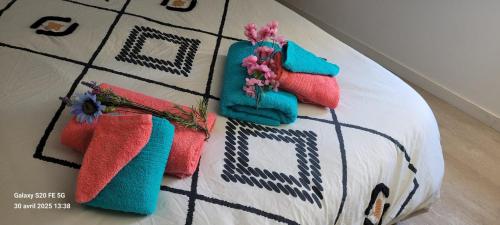 a table with towels and flowers on it at Cocon industriel pour Nuits étoilées in Bourges