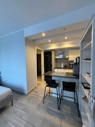a kitchen and living room with a table and chairs at Vista Lago in Basiglio