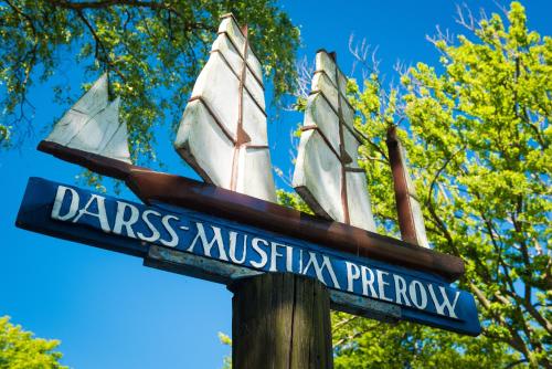 a street sign for dass mustivistasyasyasyrosisrosisemetery at Ferienhotel Alter Bahnhof garni in Prerow