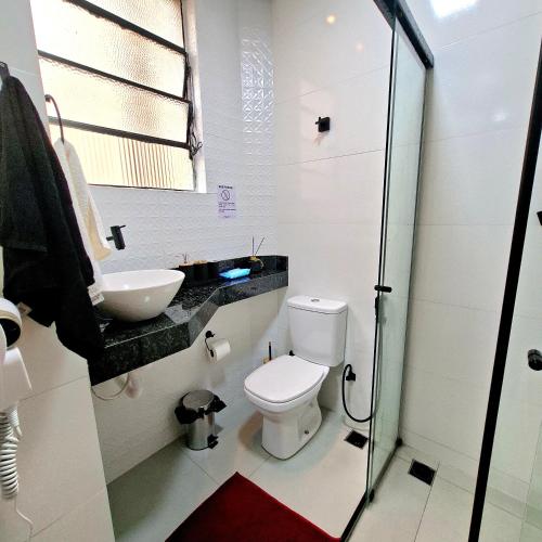 a bathroom with a toilet and a sink at Centro de BH, Ar-Condicionado, Wi-Fi Rápido, 6min Rodoviária, Portaria 24h in Belo Horizonte