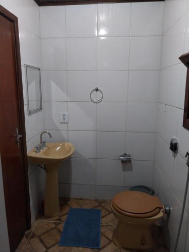 a bathroom with a toilet and a sink at Chalé Bosque Encantado Maringá MG in Itatiaia