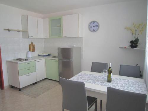 Apartments with parking space Pag - 25319
