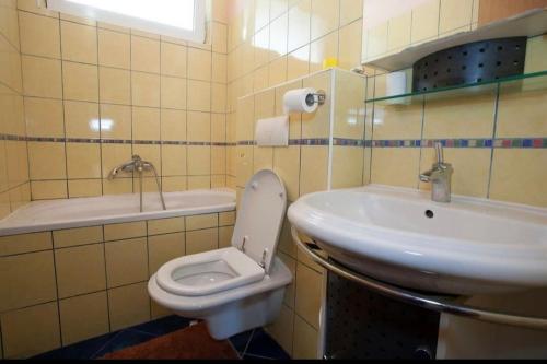 Apartments with parking space Makarska - 25328