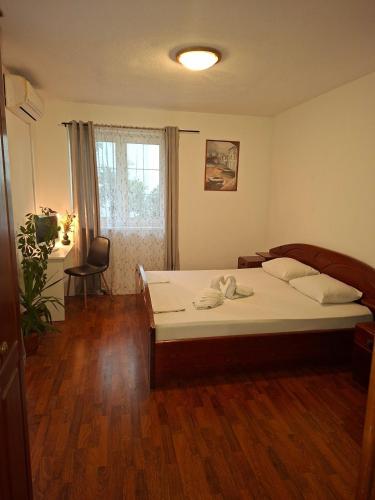 Apartments with parking space Makarska - 25328