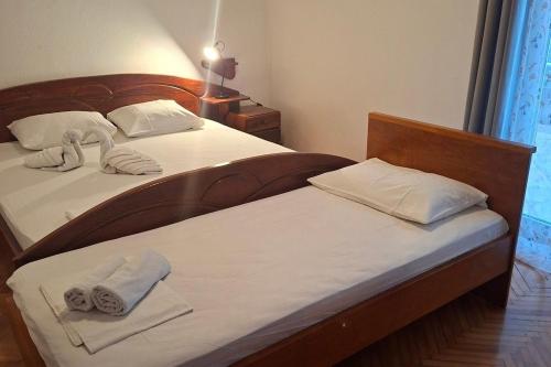 Apartments with parking space Makarska - 25328