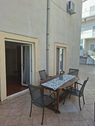 Apartments with parking space Makarska - 25328