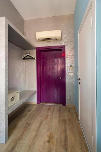 eine violette Tür mitten in einem Raum in der Unterkunft cool cihangir in Istanbul