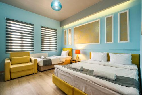 ein Schlafzimmer mit zwei Betten und einem gelben Stuhl in der Unterkunft cool cihangir in Istanbul