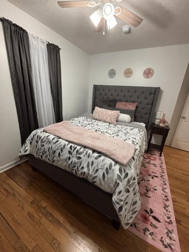 ein Schlafzimmer mit Bett und Deckenventilator in der Unterkunft Craft Cottage in Berea