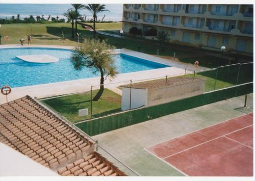 una vista aérea de una piscina en un complejo en Marina Racons Edificio Leo en Denia