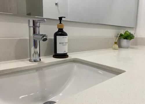 a bottle of wine is sitting on a bathroom sink at Suite D’lujo: Jacuzzi privado BH in Santa Marta
