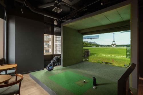 a golf room with a view of a course at StayCozy Studio Apartments in Acton in London