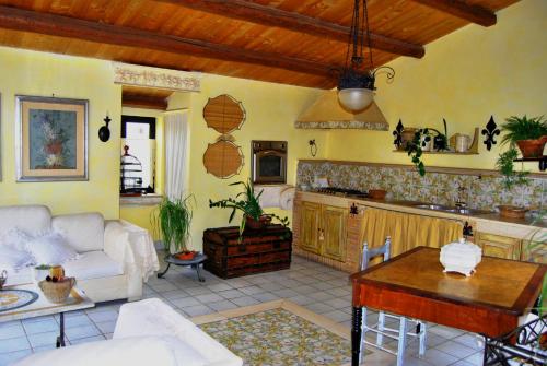 ein Wohnzimmer mit einem Sofa und einem Tisch in der Unterkunft B&B Palazzo de Matteis in San Severo