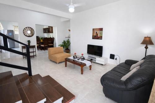 Spacious Family Home with Air Conditioning and Private Parking