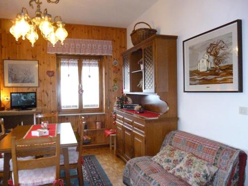 a living room with a couch and a table in a room at Appartamento Centrale in Sappada