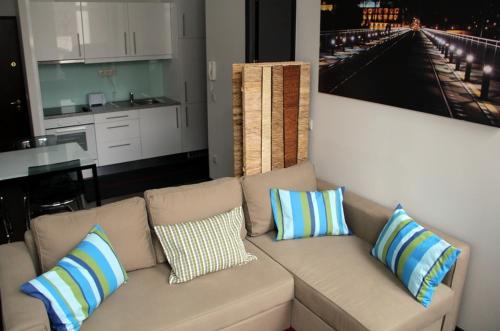 - un salon avec un canapé et des oreillers dans l'établissement 12 Short Term, à Porto