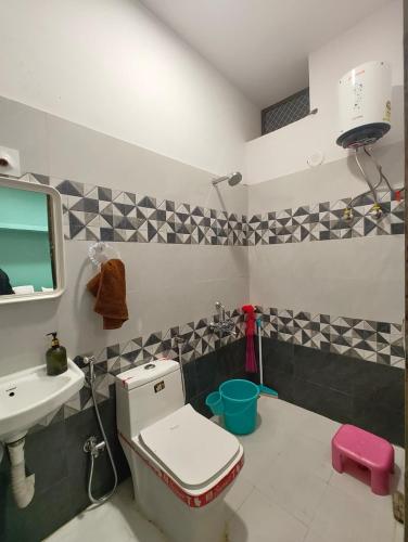 a bathroom with a toilet and a sink at Aura Villa in Delmāra