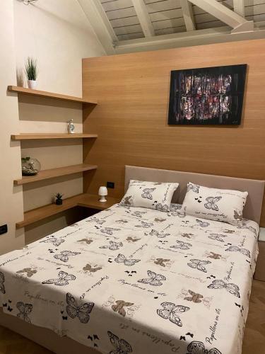 ein Schlafzimmer mit einem Bett, auf dem eine Bettdecke liegt in der Unterkunft Central, big terrace, near river in Timişoara