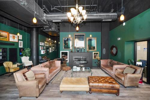 a living room with leather furniture and a fireplace at McCormick Suites by Slumber Stay in Chicago