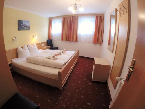 a hotel room with a bed and a window at Appartement Pension St. Sebastian in Pettneu am Arlberg