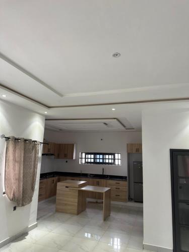 een grote keuken met een tafel in het midden bij Maison blanche in Porto-Novo