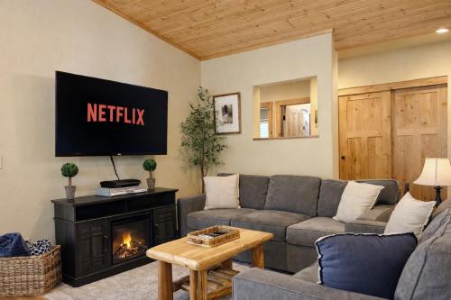 a living room with a couch and a fireplace at River Song Cabin home in Leavenworth