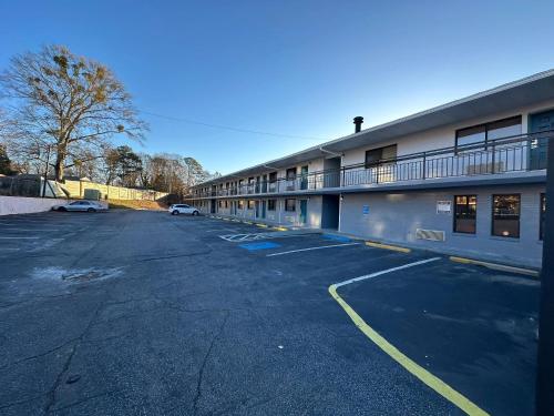 an empty parking lot in front of a building at Rodeway Inn Jonesboro - Atlanta South in Jonesboro