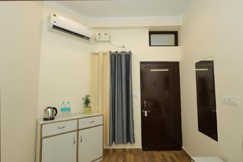 a room with a bathroom with a heater and a shower at Hotel Pi-Tapovan in Rishīkesh