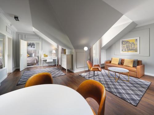 Mamaison Residence Izabella Budapest — Photo of the whole room