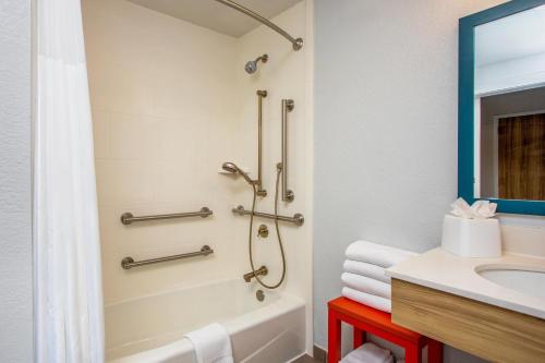 a bathroom with a bath tub and a sink at Hampton Inn & Suites Port St. Lucie in Port Saint Lucie